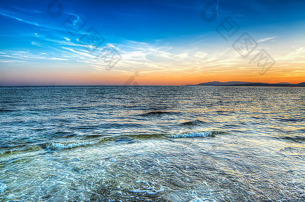 色彩斑斓的日落阿尔盖罗海岸线撒丁岛