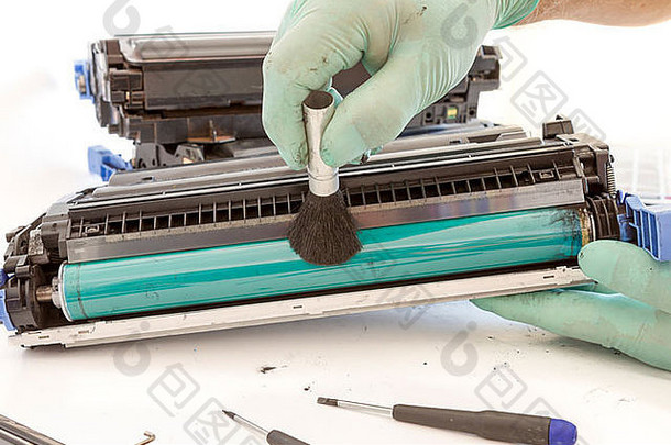 手清洁碳粉墨盒刷灰尘工人激光打印机工作台打印机车间