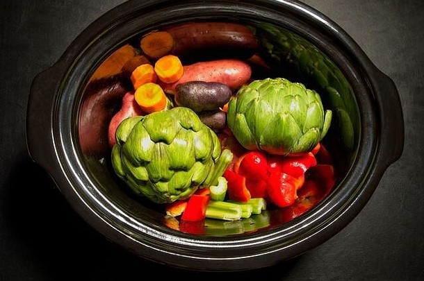 大黑色的能蔬菜准备好了烹饪慢炊具作物能健康的概念
