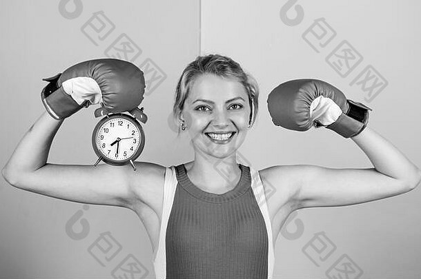 时间拳击培训快乐女人拳击手套女孩拳击手持有报警时钟早....能源完整的权力活动时间建立时钟时间时间战斗赢得一天