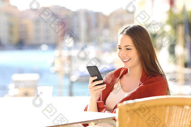 放松女人聪明的电话酒吧酒店阳台假期港口背景