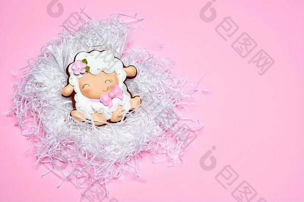 视图上釉饼干形状可爱的微笑羊说谎白色巢孤立的粉红色的背景可爱的糕点空表格春天复活节假期概念