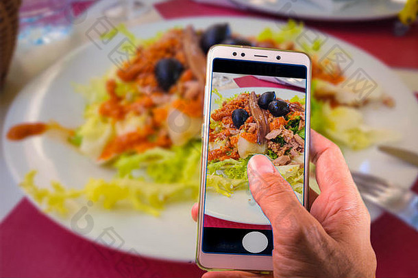 拍摄食物手采取图片美味的蔬菜沙拉智能手机