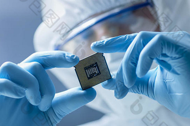 超现代电子制造业工厂设计工程师无菌包罗万象的持有微芯片手套检查