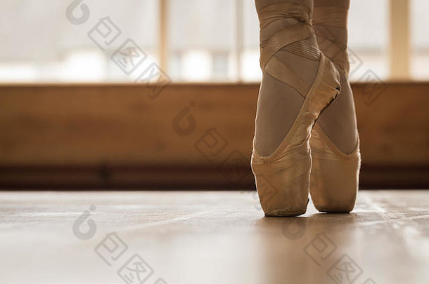 <strong>芭蕾</strong>舞<strong>女</strong>演员跳舞木地板上跳舞工作室