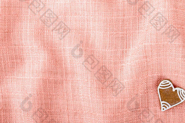 甜蜜的情人节姜饼心好运气皱巴巴的布背景波浪织物桃子颜色装饰甜蜜的糕点
