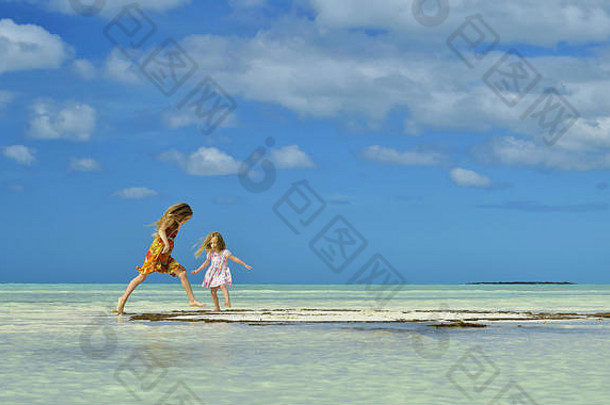 孩子们玩沙滩<strong>海洋</strong>可爱的女孩桑迪海滩日落光古巴caya椰子树