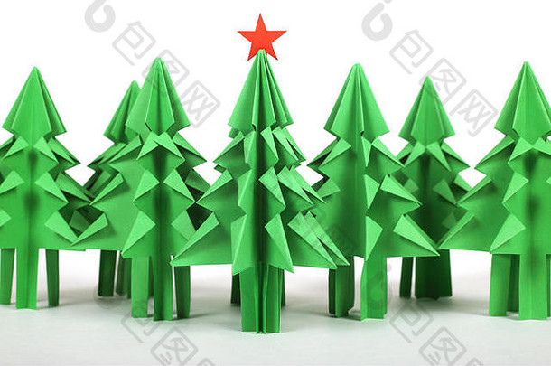 绿色折纸圣诞节树孤立的白色背景