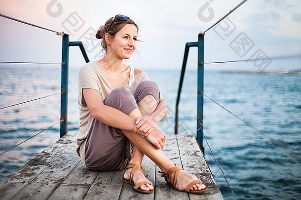 肖像年轻的女人海岸假期