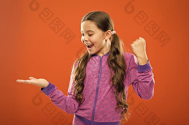 产品演讲孩子快乐脸显示开放棕榈复制空间女孩演示产品广告商业概念促进产品孩子们启动产品孩子们