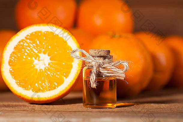 瓶至关重要的石油橙子木背景替代医学