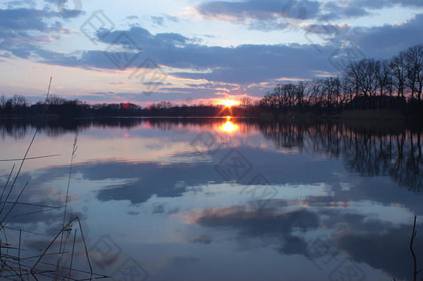 美丽的idylic场景日落湖云基斯设置太阳镜像水表面湖树成长