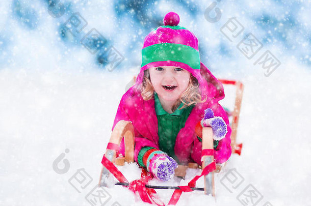 女孩享受雪橇骑孩子滑雪橇蹒跚学步的孩子骑雪橇孩子们玩在户外雪