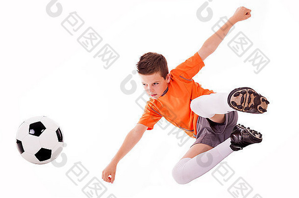 男孩使杂技踢足球球孤立的白色背景