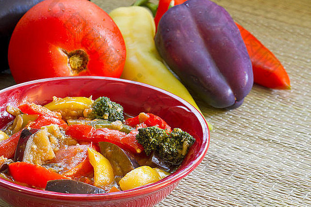传统的法国蔬菜dish-ratatouille新鲜的蔬菜使用