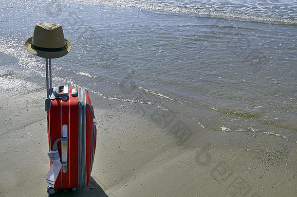 旅行手提箱他站海滩海周末概念