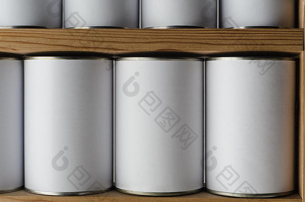 行锡罐未打上烙印的空白白色标签木货架上