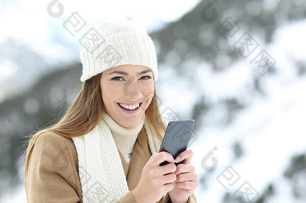 女人相机持有电话冬天雪山