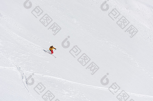 极端的自由滑雪滑雪滑雪新鲜的粉雪下坡冬天山