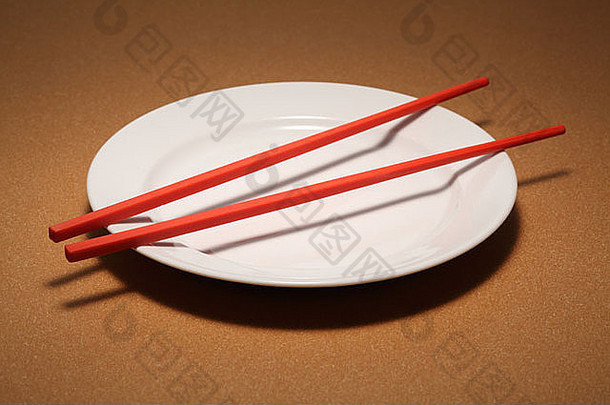 一对红色的筷子空白色餐厅板
