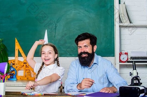 快乐一天小女孩孩子有胡子的老师男人。教室私人教训女儿研究父亲老师一天知识一天首页学校教育回来学校私人教学