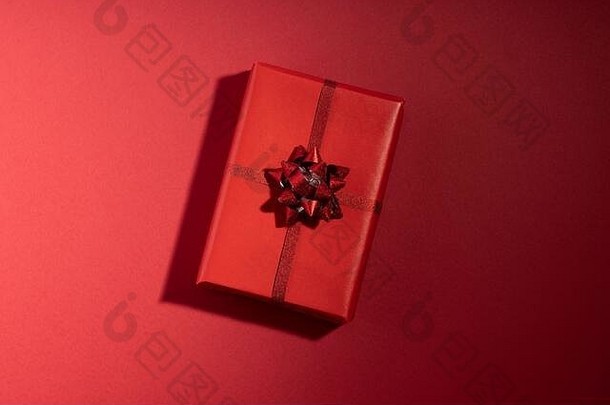 礼物盒子长影子红色的表面情人节圣诞节假期概念前视图平躺