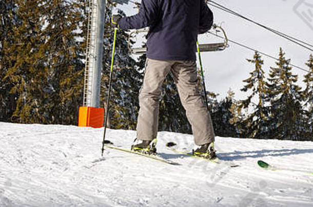 下坡滑雪背景滑雪山冬天体育运动阳光明媚的一天