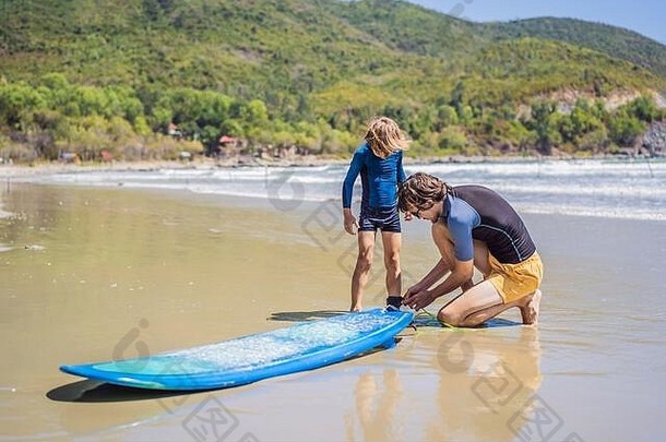 父亲教练教学儿子冲浪海假期假期旅行体育孩子们概念冲浪教训孩子们