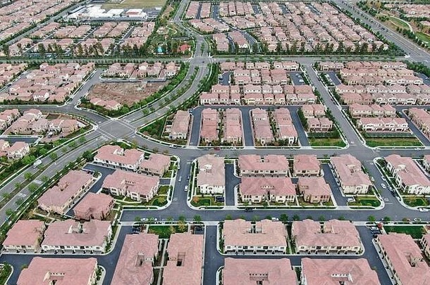 空中视图城市扩张郊区包装房屋社区路巨大的细分欧文加州美国