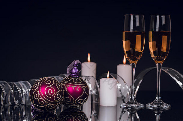 酒眼镜香槟蜡烛圣诞节饰品黑色的背景反射复制空间快乐圣诞节快乐一年