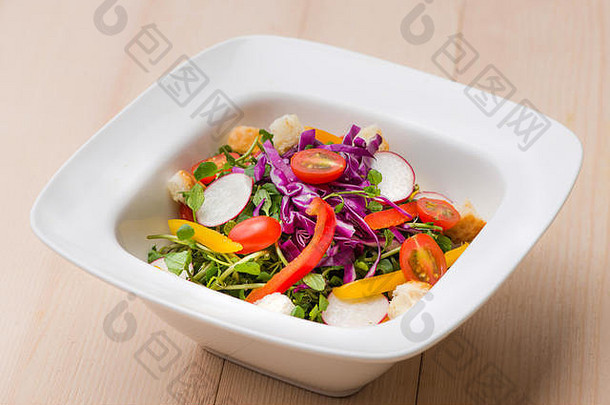 自制的新鲜的绿色蔬菜沙拉表格
