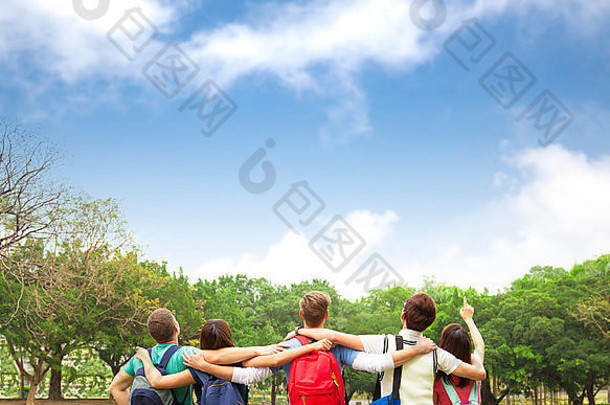 快乐年轻的集团学生看天空