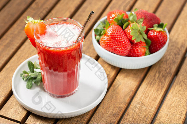 甜蜜的新鲜的草莓汁木表格健康的食物