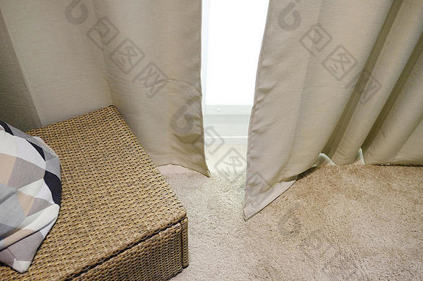 米色窗帘柳条家具枕头生活房间室内