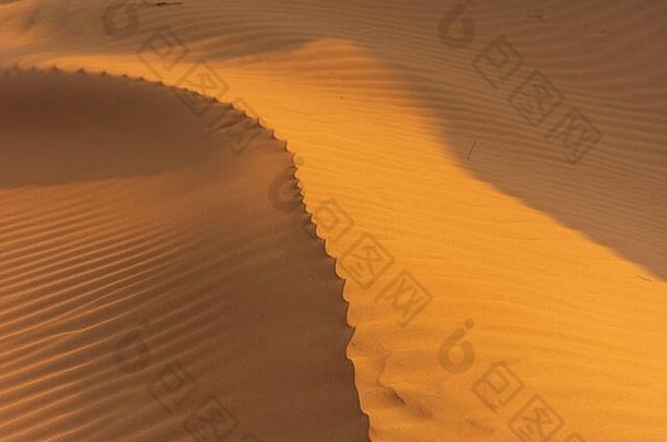 日落沙漠变形有图案的脊使壮观的改变形状曼联阿拉伯阿联酋航空公司沙漠概念