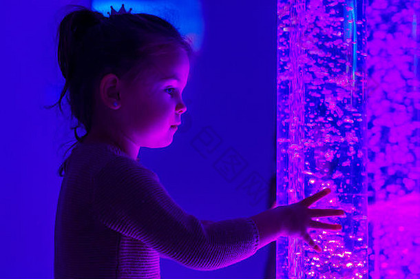 孩子治疗感觉刺激房间多孩子互动彩色的灯泡沫管灯治疗会话