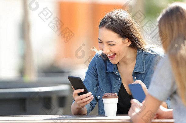 兴奋女人庆祝在线好新闻检查聪明的电话公园