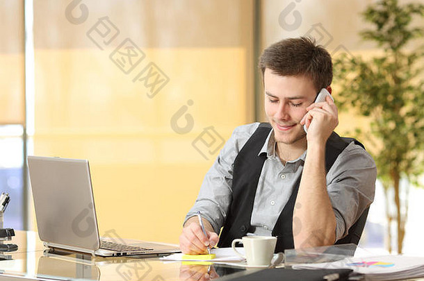 企业家工作电话写作笔记坐着桌子上办公室