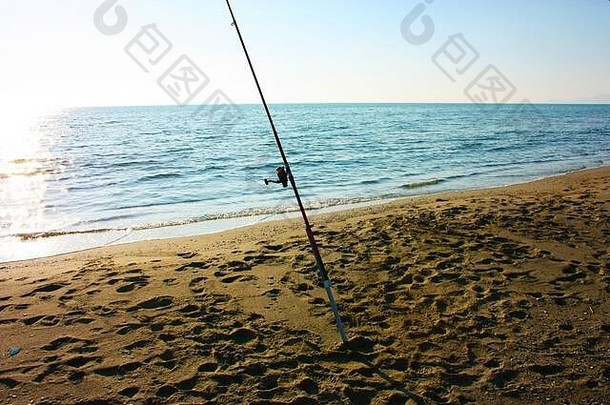 孤独的钓鱼杆上升地面种植沙子海滩站蓝色的海洋海韦西利亚海滩