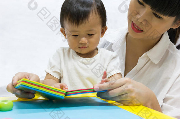 亚洲可爱的婴儿一年书孩子支持感兴趣妈妈。父活动家庭增强学习教育