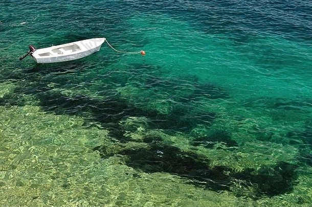 小孤独的钓鱼船浮动亚得里亚海海海滩科尔丘拉克罗地亚