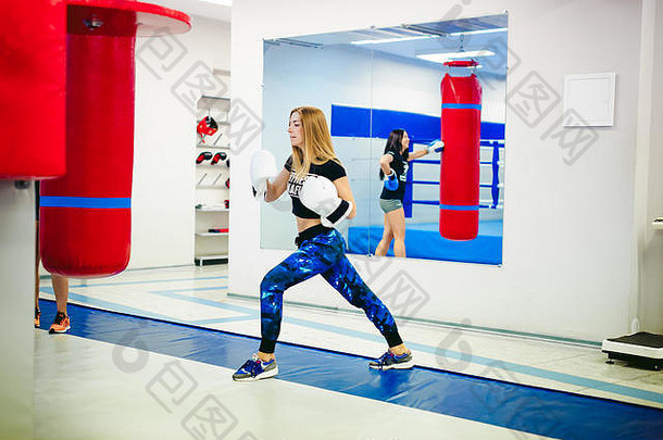 年轻的女人锻炼健身房冲袋女孩订婚了武术艺术培训练习罢工