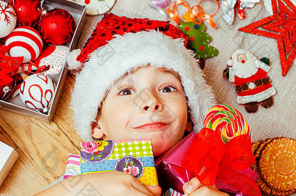 <strong>可爱</strong>的孩子圣诞老人红色的他手工制作的礼物玩具古董木温暖的冬天