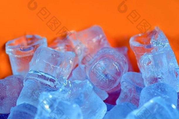 块冰形状谎言橙色背景冰coctails冰冷却含酒精的饮料