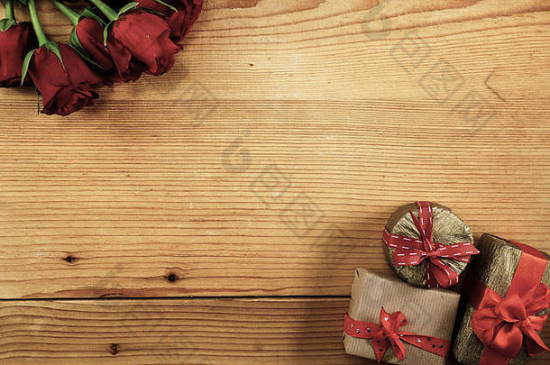 红色的玫瑰礼物盒子木复制空间