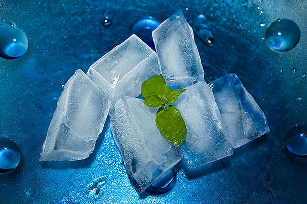厨房饮料冰多维数据集装饰薄荷叶子蓝色的背景