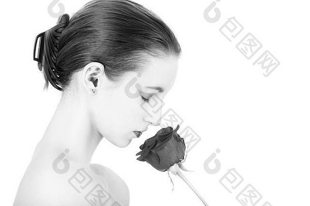 美丽的年轻的女人气味黑色的玫瑰自然美化妆只肩膀白色背景配置文件视图单色