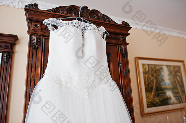 白色婚礼衣服衣架新娘房间