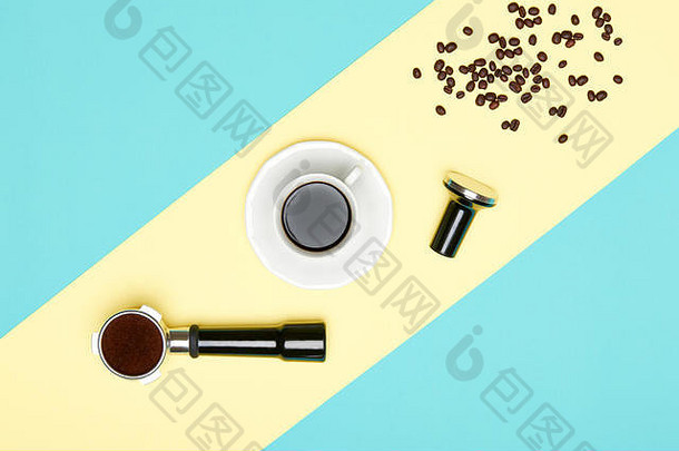 杯黑色的咖啡portafilter夯柔和的彩色背景咖啡准备概念