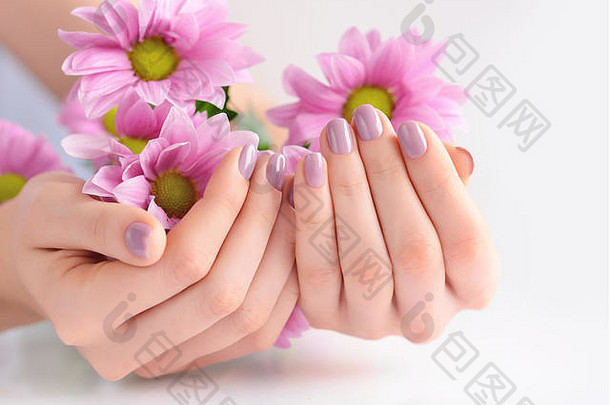 手女人粉红色的修指甲指甲粉红色的花